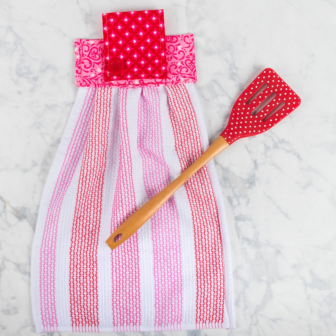 How to Make a Hanging Tea Towel Tutorial - Easy Last Minute DIY Gift 