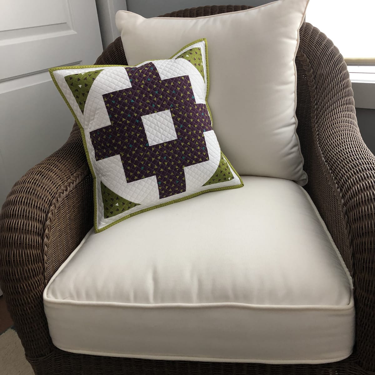 https://blog.fatquartershop.com/blog-remix-2-free-beginner-friendly-pillow-pattern/jan-altomare-altomare-picnic-time-pillow/