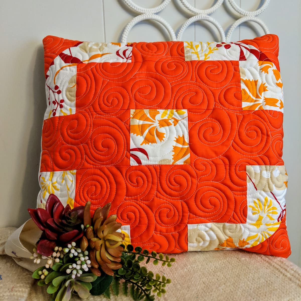 https://blog.fatquartershop.com/blog-remix-2-free-beginner-friendly-pillow-pattern/vicki-holloway-img_20190408_181811/